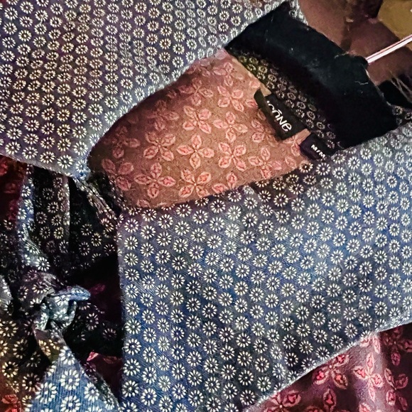 Icone by Simon’s Red and Black Printed Long Sleeves Shirt with Tie Neck, M, NWOT - Picture 7 of 8